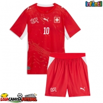 Camisa de Futebol Suíça Granit Xhaka #10 Equipamento Principal Infantil Mundo 2026 Manga Curta (+ Calças curtas)